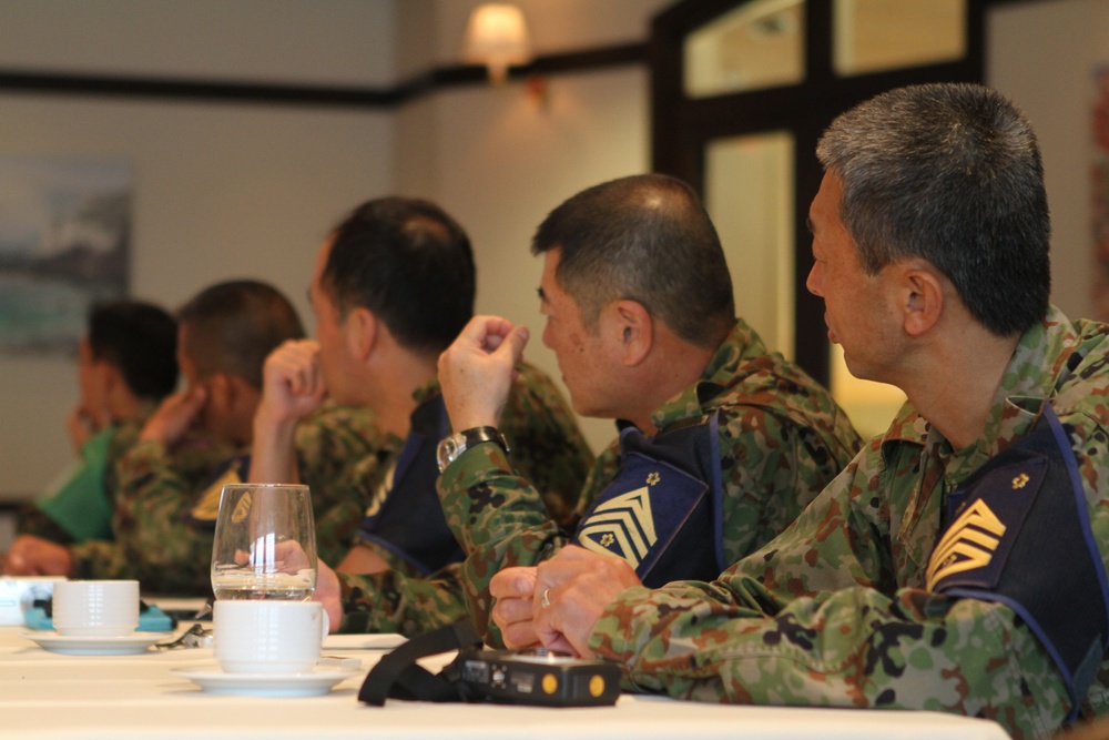 JGSDF sergeants major learn Marine leadership