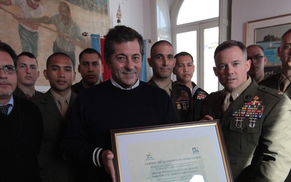 Aci Castello mayor thanks Sicily based Marines for beach clean-up