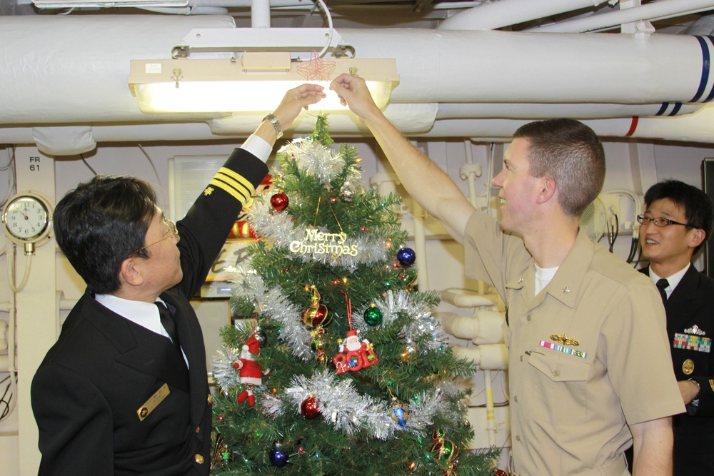 USS Mustin sailors celebrate the holidays with Japanese sailors