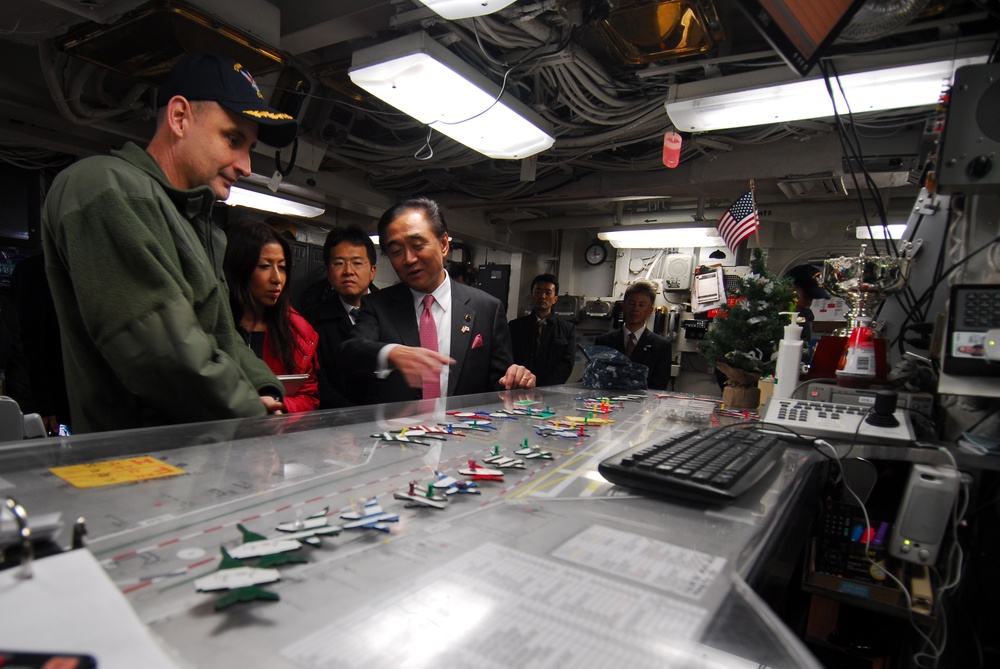 Japanese governor tours USS George Washington