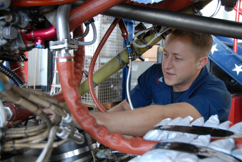 Sailor repairs P-3C Orion propeller