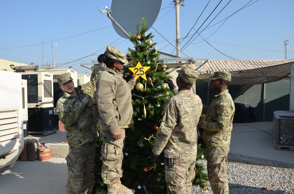 25th Signal soldiers spread holiday cheer