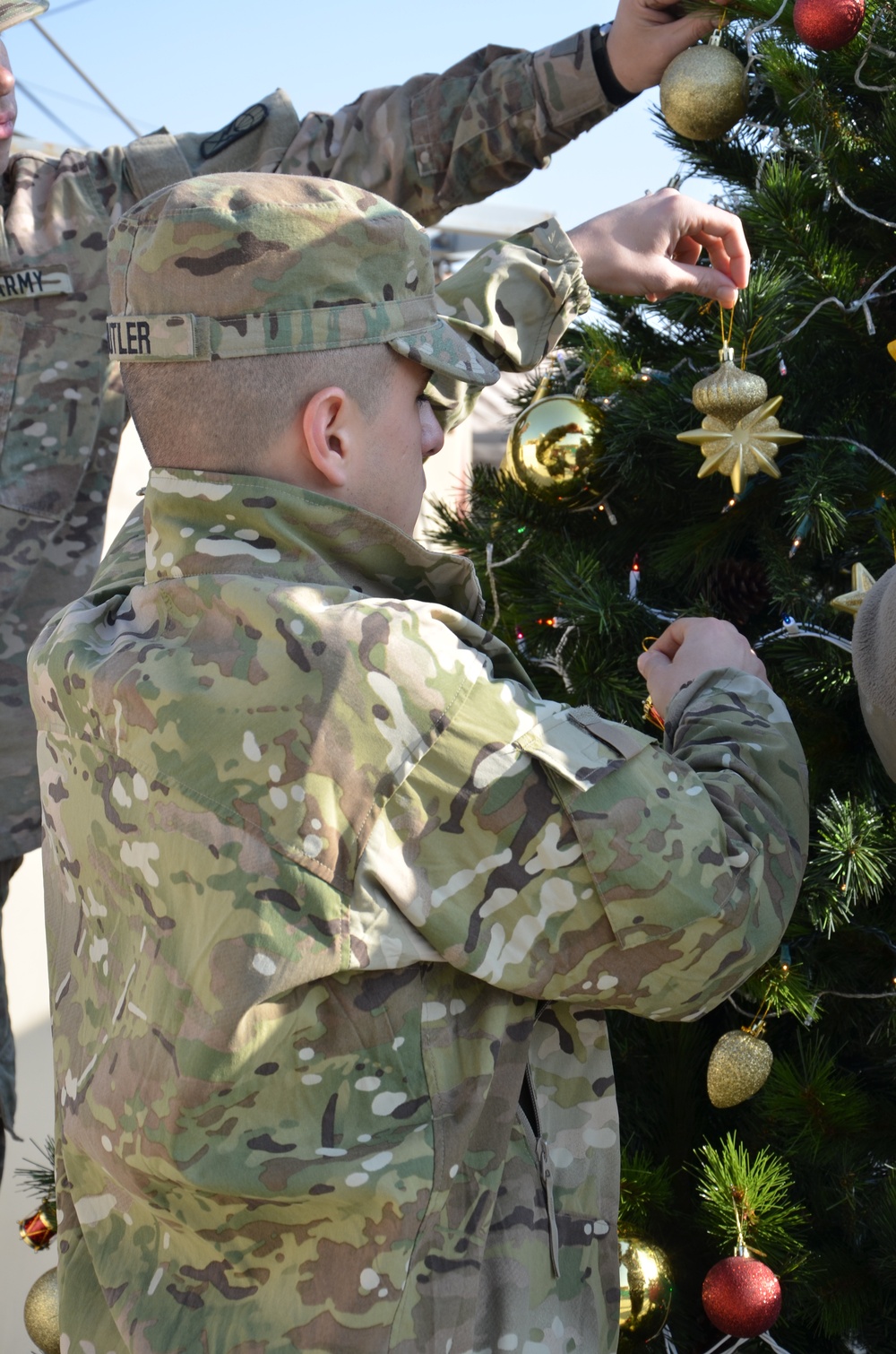 25th Signal soldiers spread holiday cheer