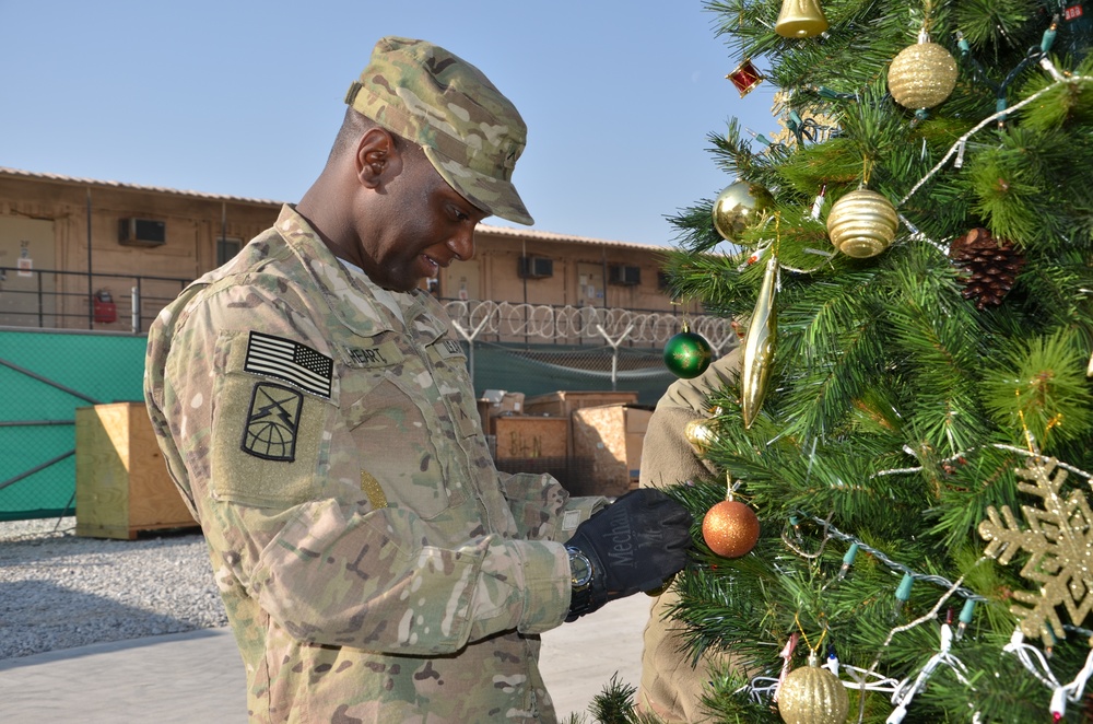 25th Signal soldiers spread holiday cheer