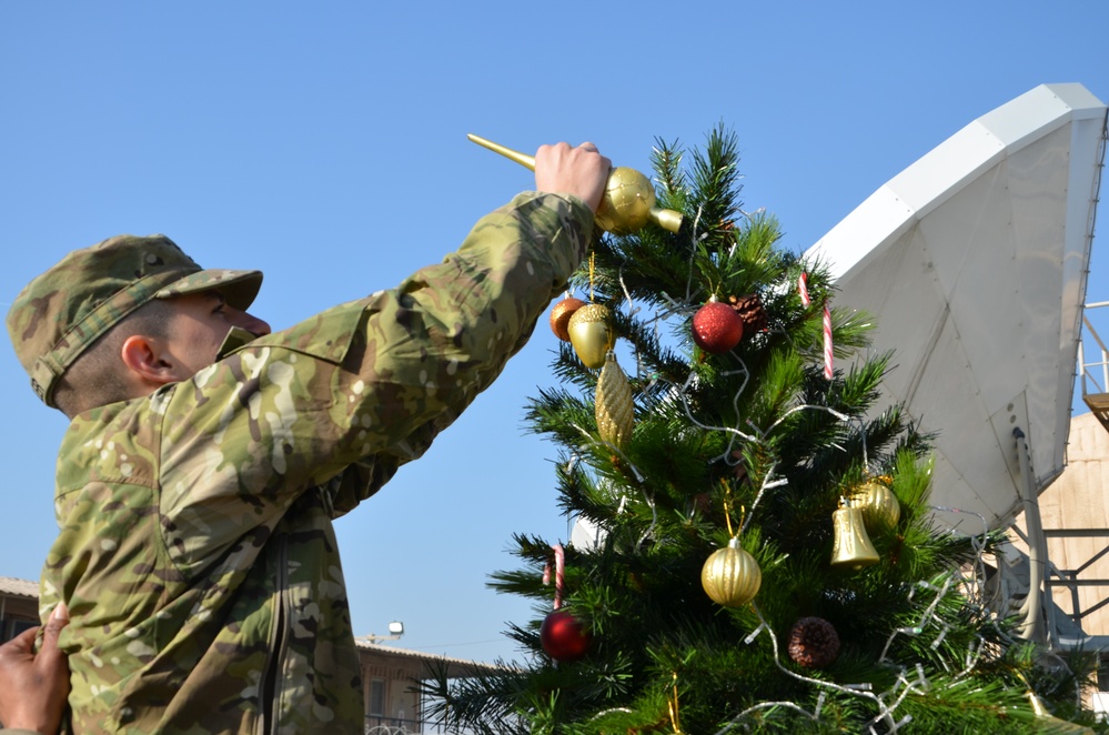 25th Signal Soldiers spread holiday cheer