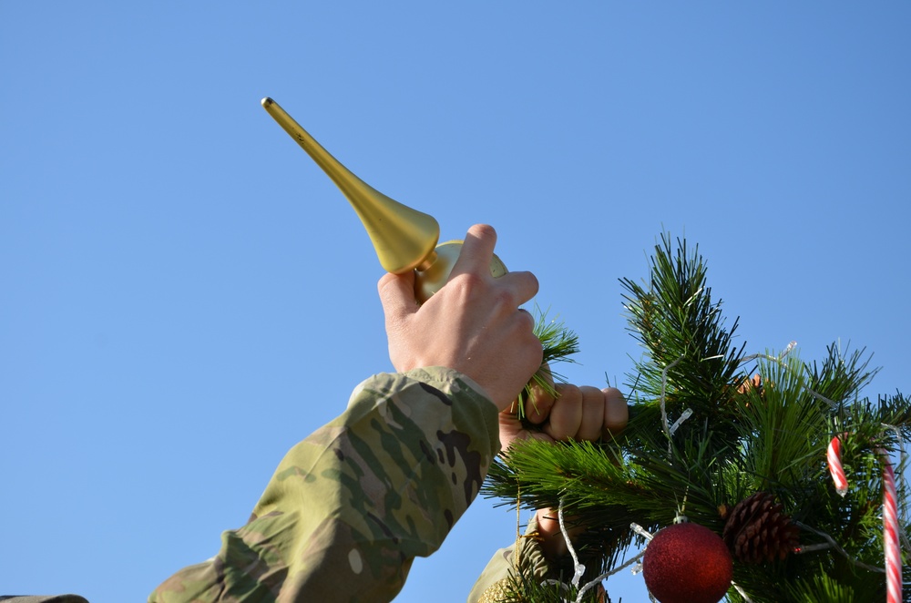 25th Signal soldiers spread holiday cheer