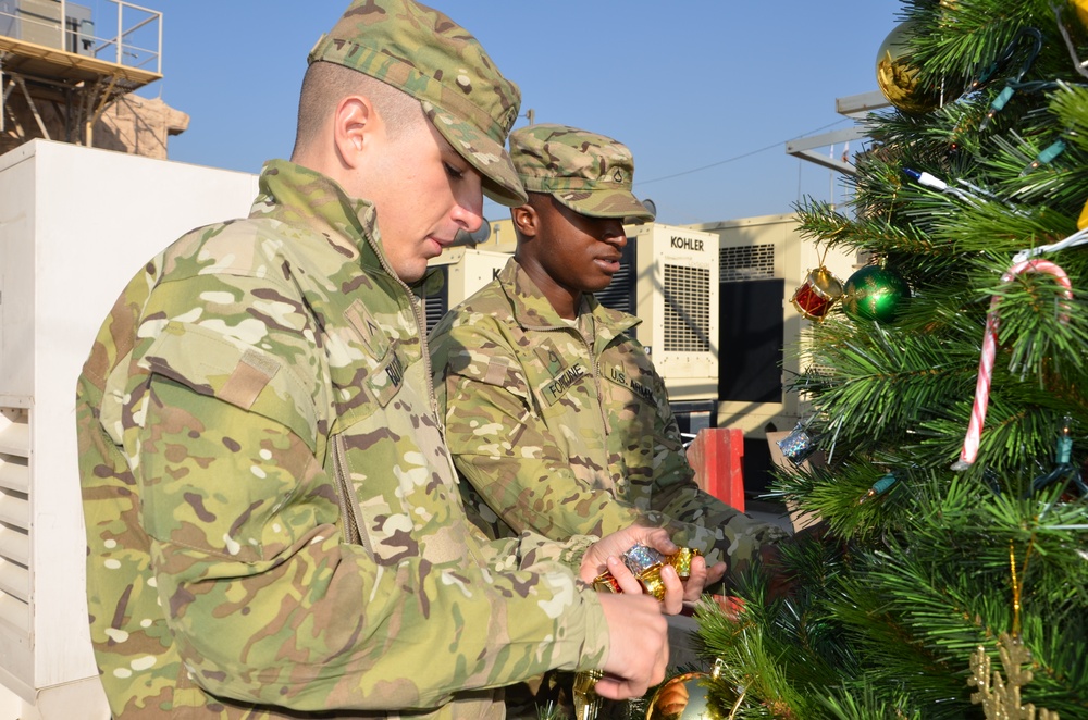 25th Signal soldiers spread holiday cheer