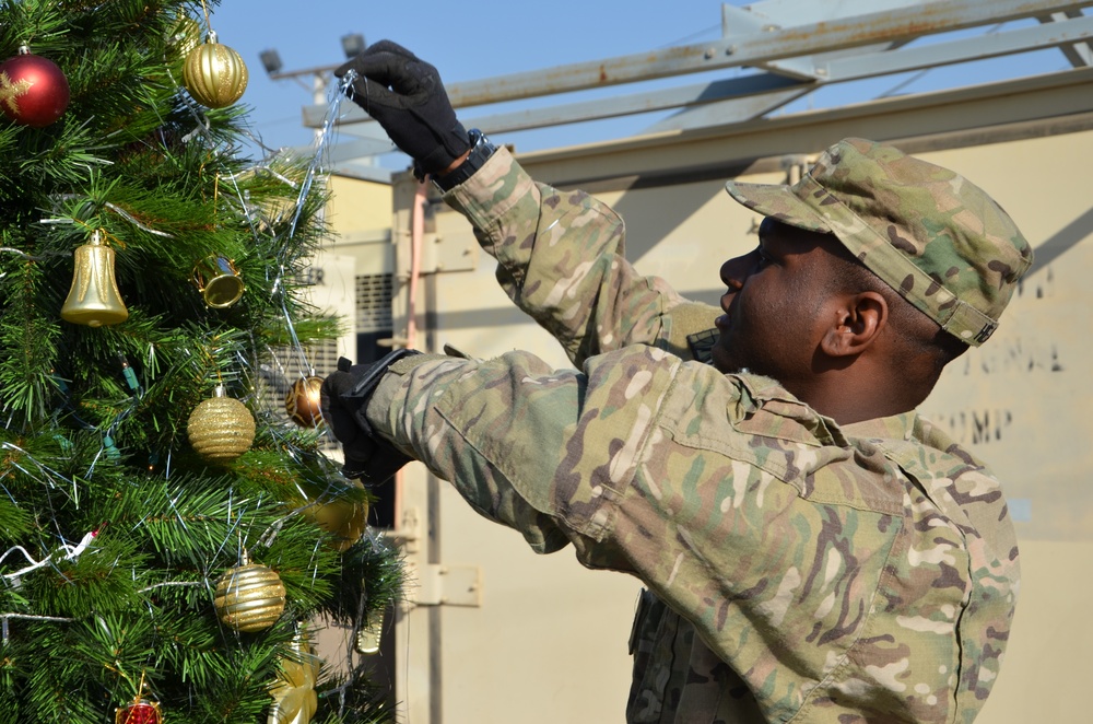 25th Signal soldiers spread holiday cheer