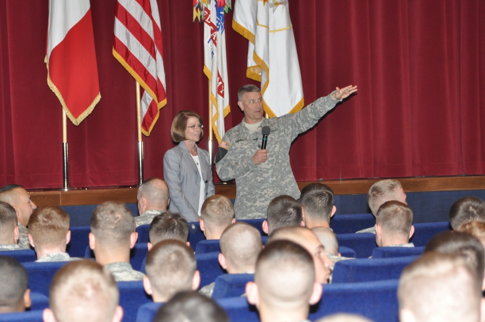 Army’s top non-commissioned officer visits Vicenza