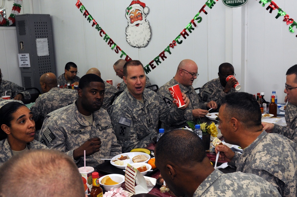 Army Reserve leadership visits troops