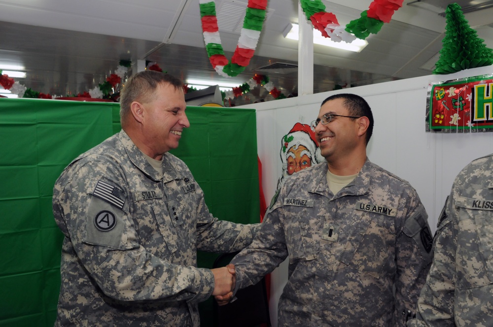 Army Reserve leadership visits troops