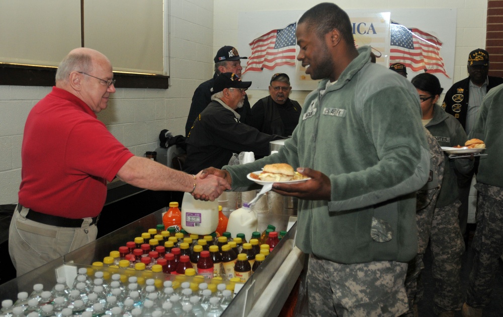 USO and Vietnam Veterans of America feed troops first meal on US soil