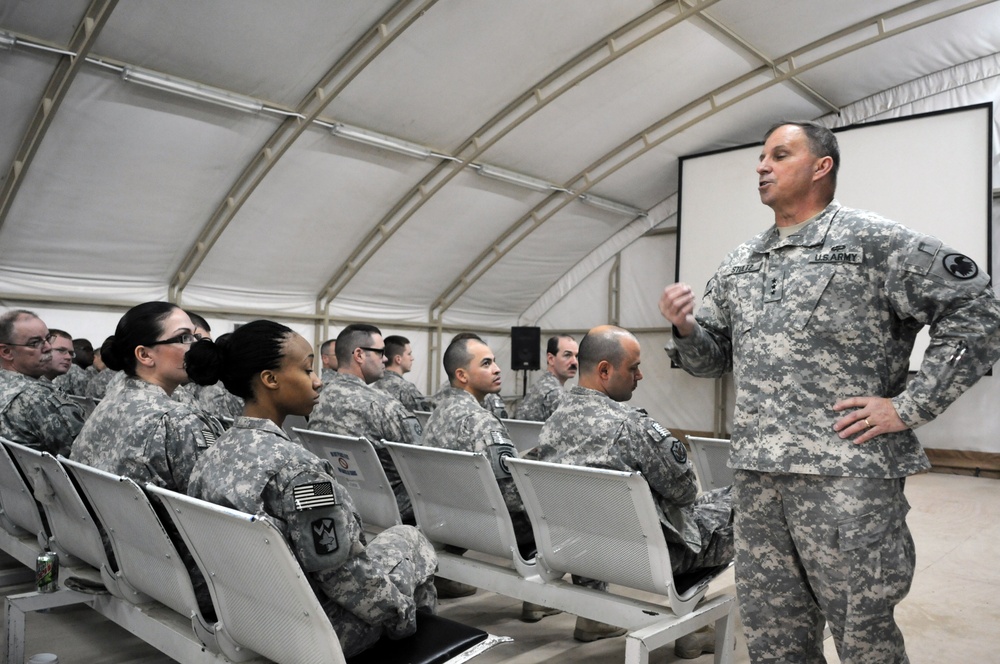 Army Reserve leadership visits troops