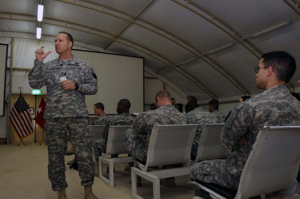 Army Reserve leadership visits troops