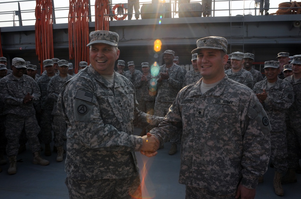 Army Reserve leadership visits troops