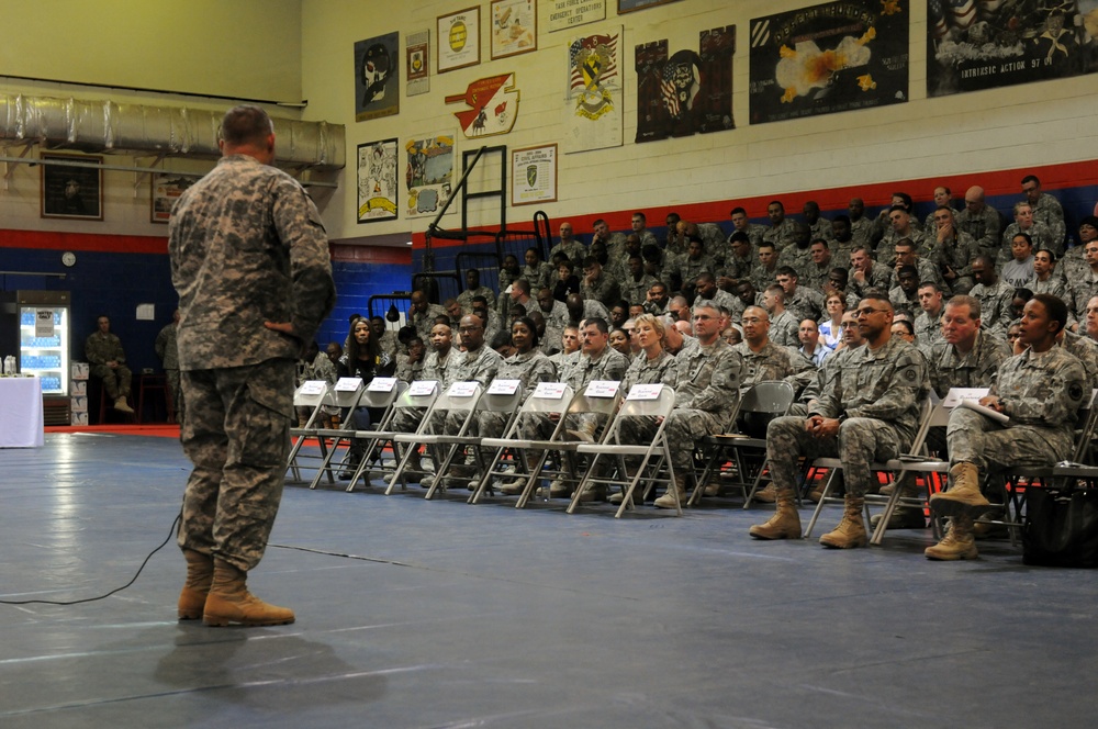 Army Reserve leadership visits troops