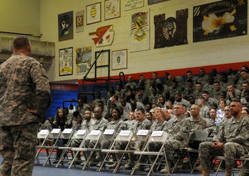 Army Reserve leadership visits troops
