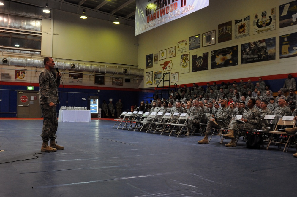 Army Reserve leadership visits troops