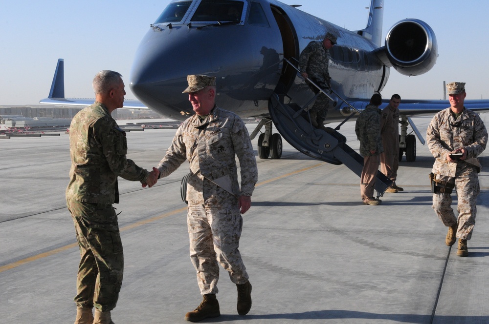 Army Maj. Gen. Jim Huggins meets with Marine Gen. James Mattis