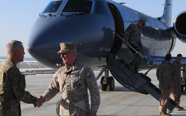 Army Maj. Gen. Jim Huggins meets with Marine Gen. James Mattis