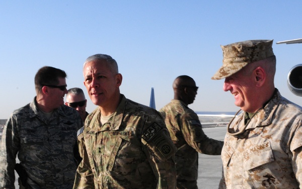 Army Maj. Gen. Jim Huggins meets with Marine Gen. James Mattis