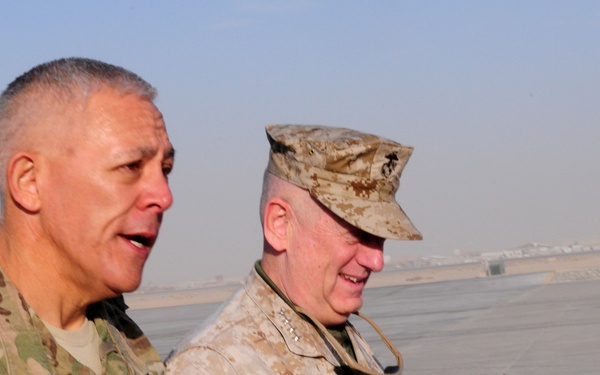 Army Maj. Gen. Jim Huggins meets with Marine Gen. James Mattis
