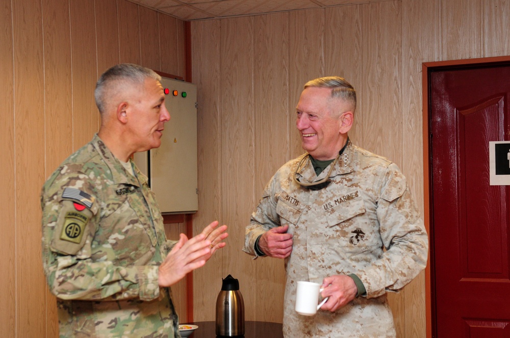 Army Maj. Gen. Jim Huggins meets with Marine Gen. James Mattis