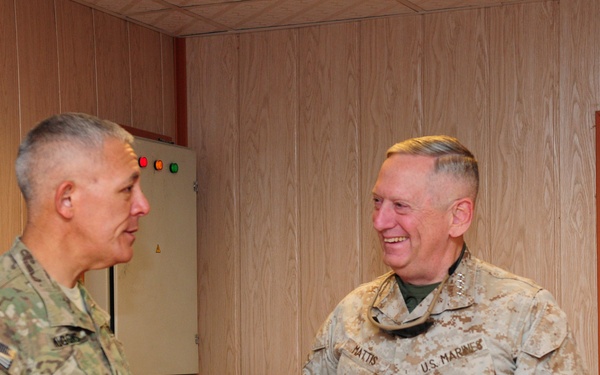Army Maj. Gen. Jim Huggins meets with Marine Gen. James Mattis