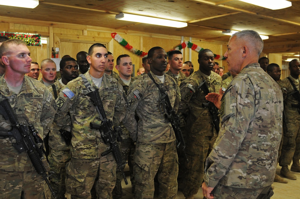 Maj. Gen. Huggins speaks with soldiers on Christmas