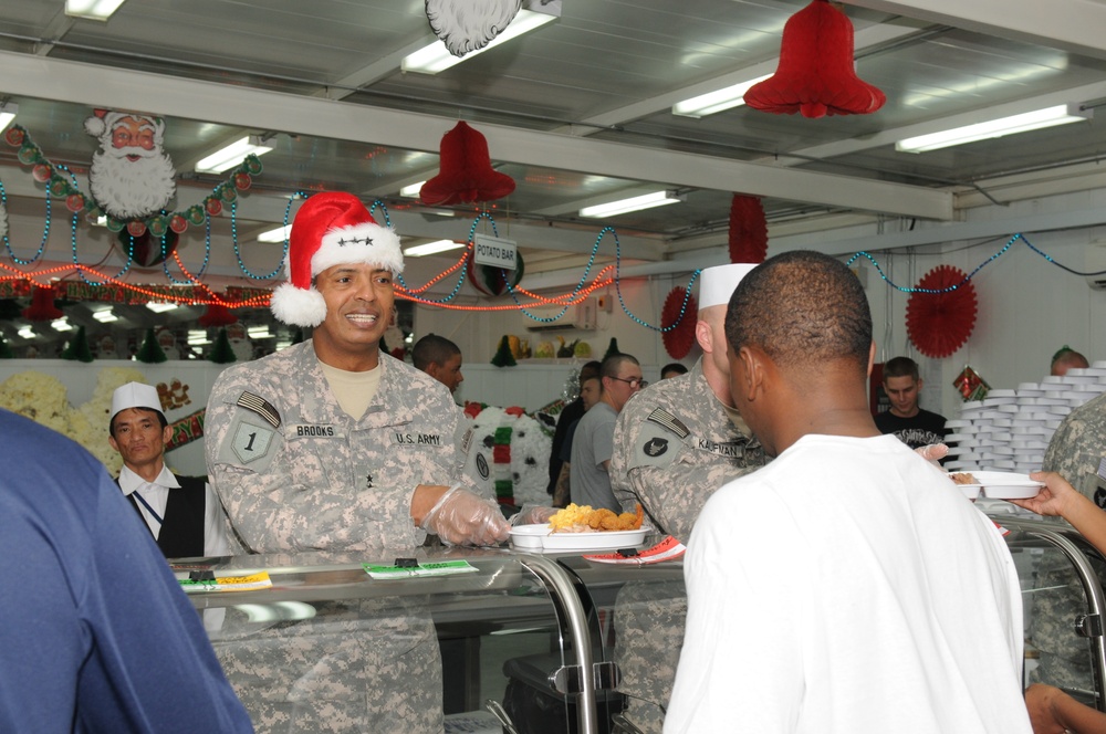 Third Army CG serves Christmas meals to deployed Servicemembers