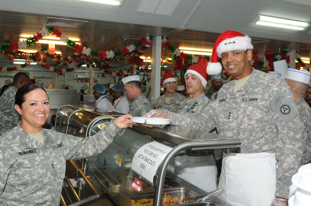 Third Army CG serves Christmas meals to Servicemembers