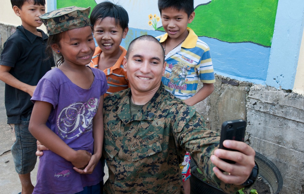 Marine visits Cambodian children