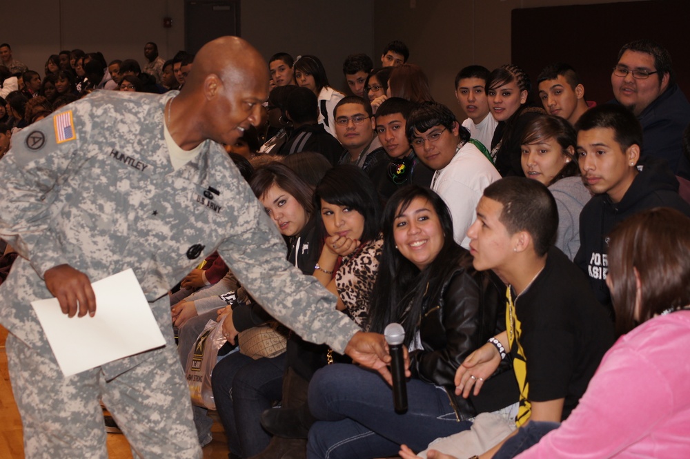 Huntley speaks to San Antonio students