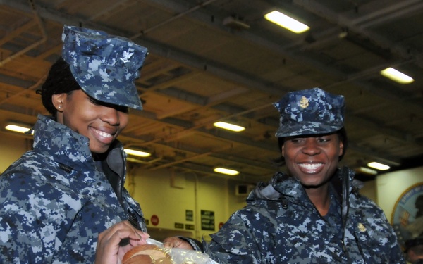 USS George Washington sailors get cookies from USO in Japan