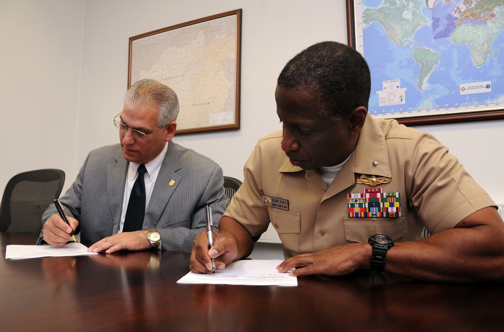 US European Command J2 director signs Memorandum of Understanding with NCIS