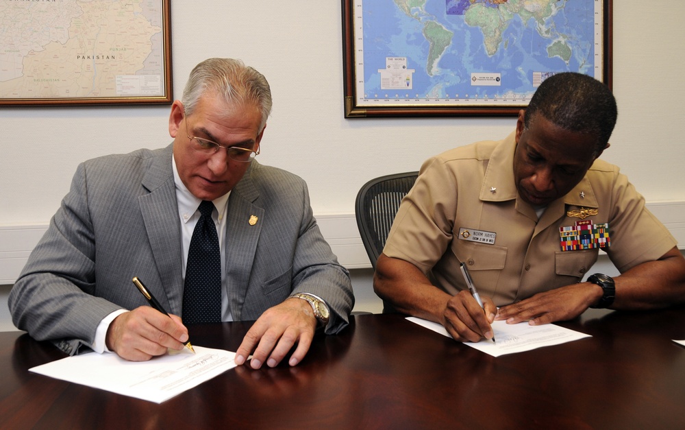 US European Command J2 director signs Memorandum of Understanding with NCIS