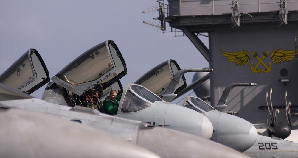 USS Carl Vinson continues Pacific deployment