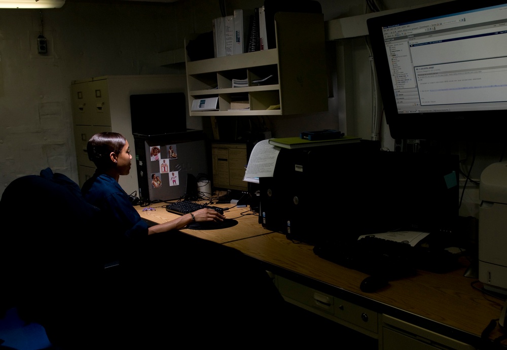 USS Carl Vinson sailor conducts network scan