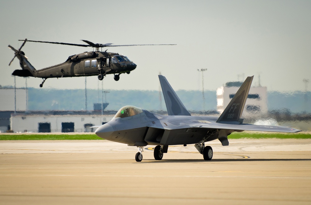 F-22 Raptors among first aircraft to arrive at Kentucky Air Guard Base for Thunder Over Louisville