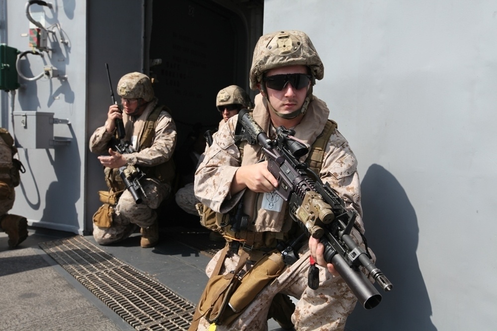 Recon Marines, sailor conduct casualty-evacuation drills