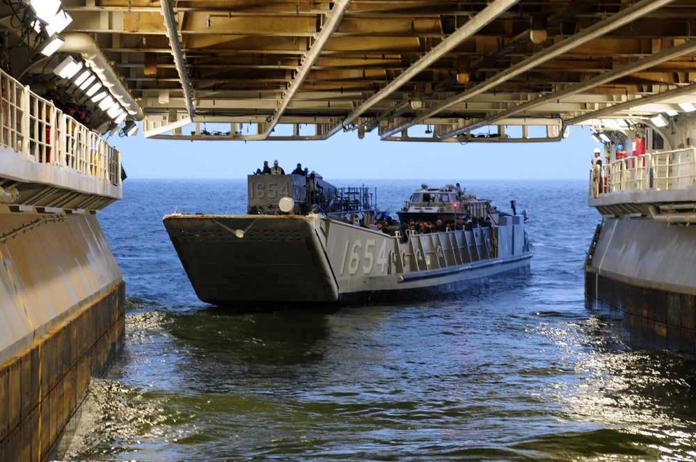 Landing Craft Utility 1654 departs USS Kearsarge's well deck