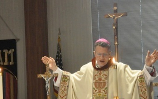 Archbishop of US military services visits Kuwait for Christmas