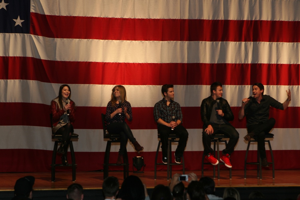 iGo to Miramar: iCarly cast visits for premiere
