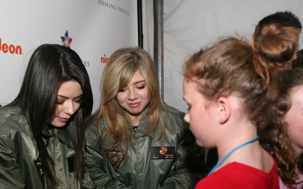 iGo to Miramar: iCarly cast visits for premiere