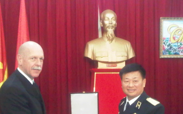 Commander, U.S. 7th Fleet visits Vietnam