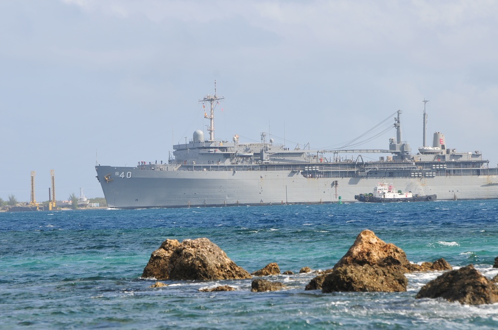 USS Frank Cable transits Apra Harbor in Portland