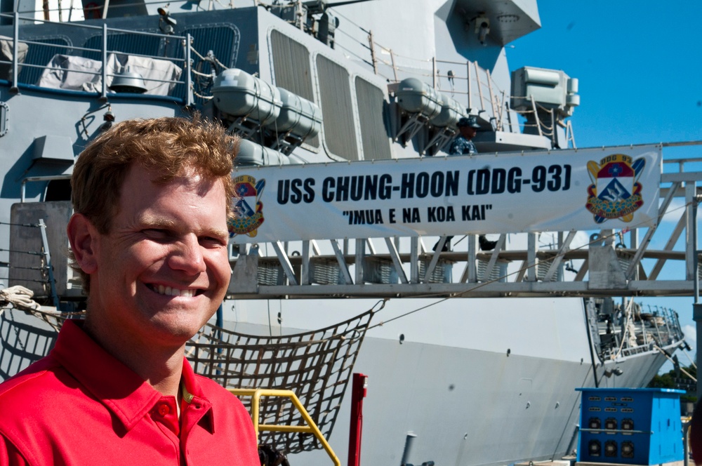 Pro golfer Billy Hurley visits USS Chung-Hoon
