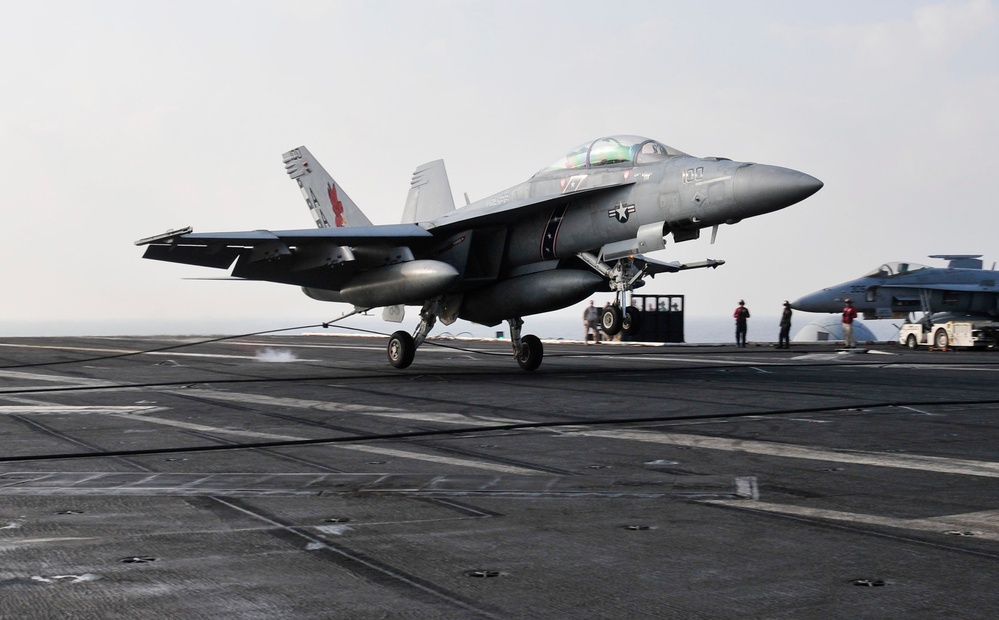 USS Bunker Hill's commanding officer lands aboard USS Carl Vinson