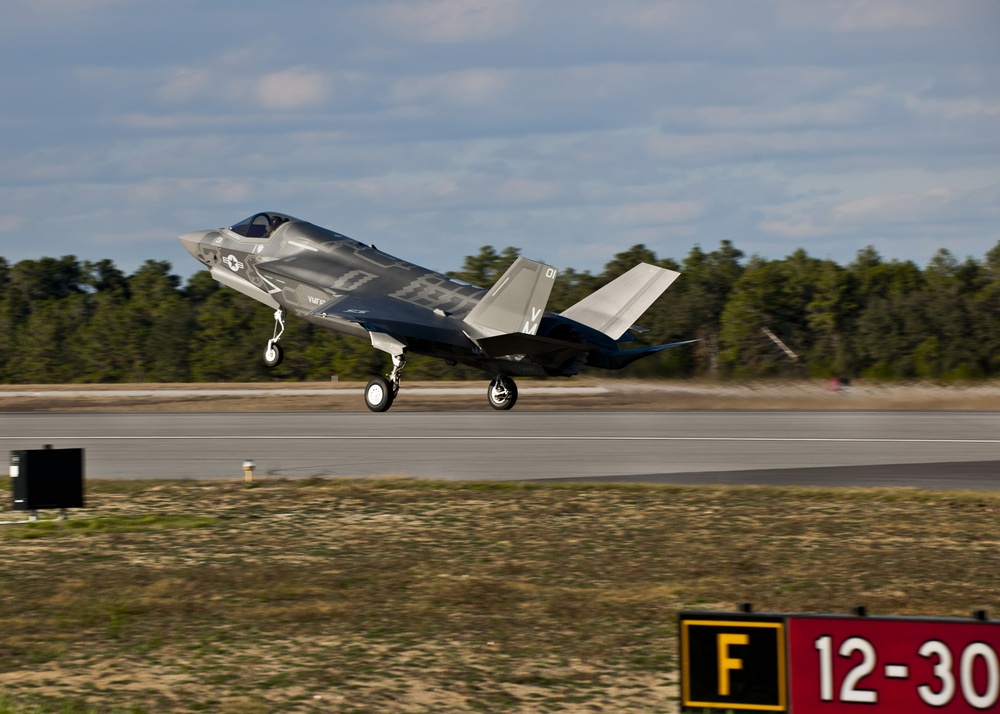 Marine F-35B arrives at Eglin