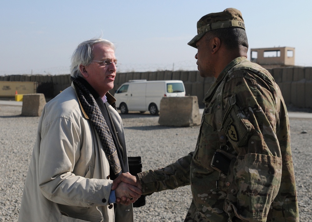 Col. Goins welcomes U.S. ambassador to NATO to FOB Salerno